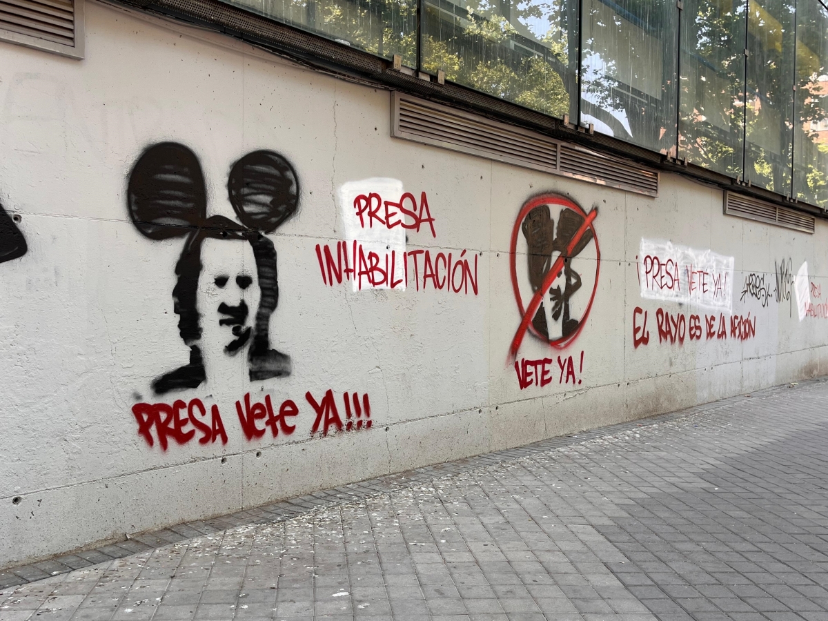 Pintadas contra el presidente del Rayo Vallecano