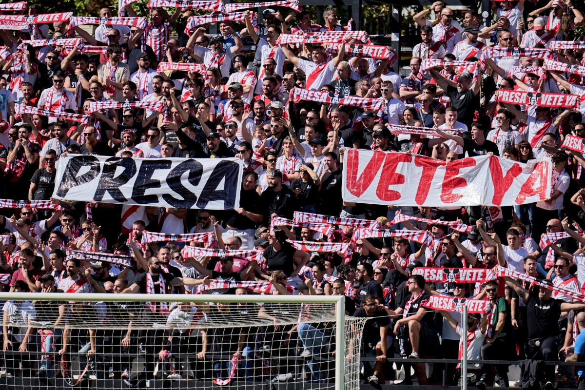 La afición del Rayo Vallecano exige la marcha de Martín Presa