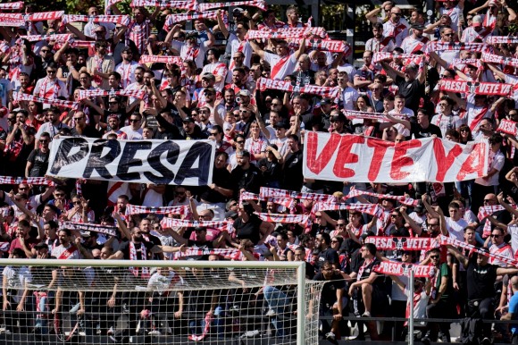 Vallecas, una olla a presión antes de recibir al Elche CF: la afición del Rayo exige disculpas y dinero a Martín Presa