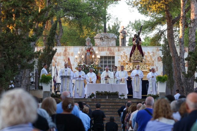 La Virgen de la Fuensanta se da un abrazo histórico con Nuestro Padre Jesús Nazareno