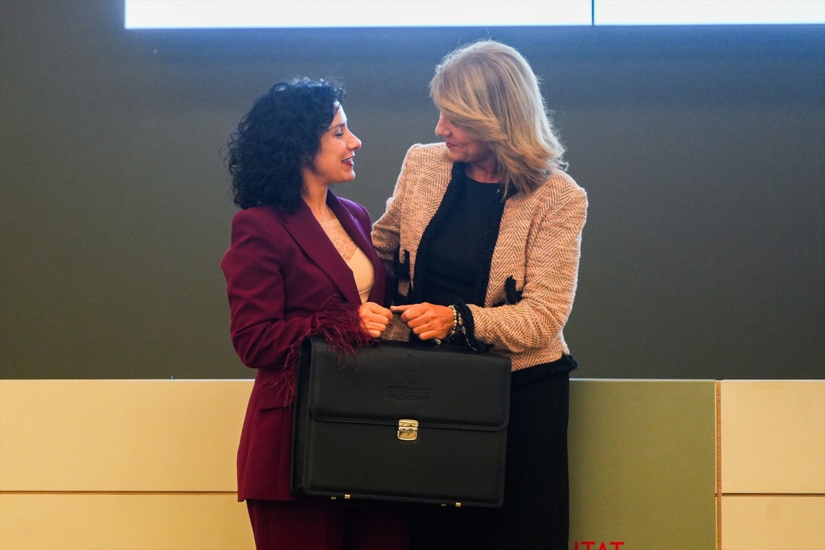 Elena Albalat y Susana Camarero, en el intercambio de carteras de 2025.