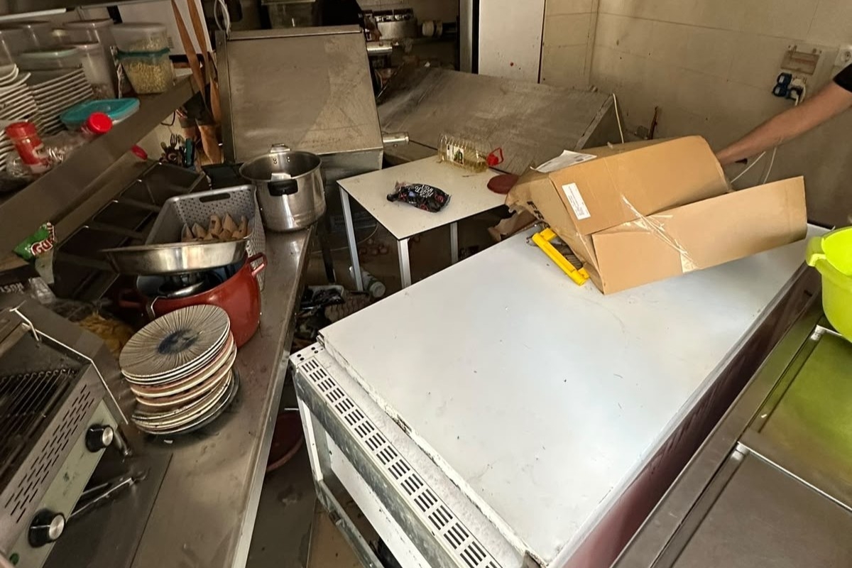La cocina del restaurante, con los electrodomésticos en el suelo. - Foto: LA DUNA GASTROBAR La cocina del restaurante, con los electrodomésticos en el suelo.