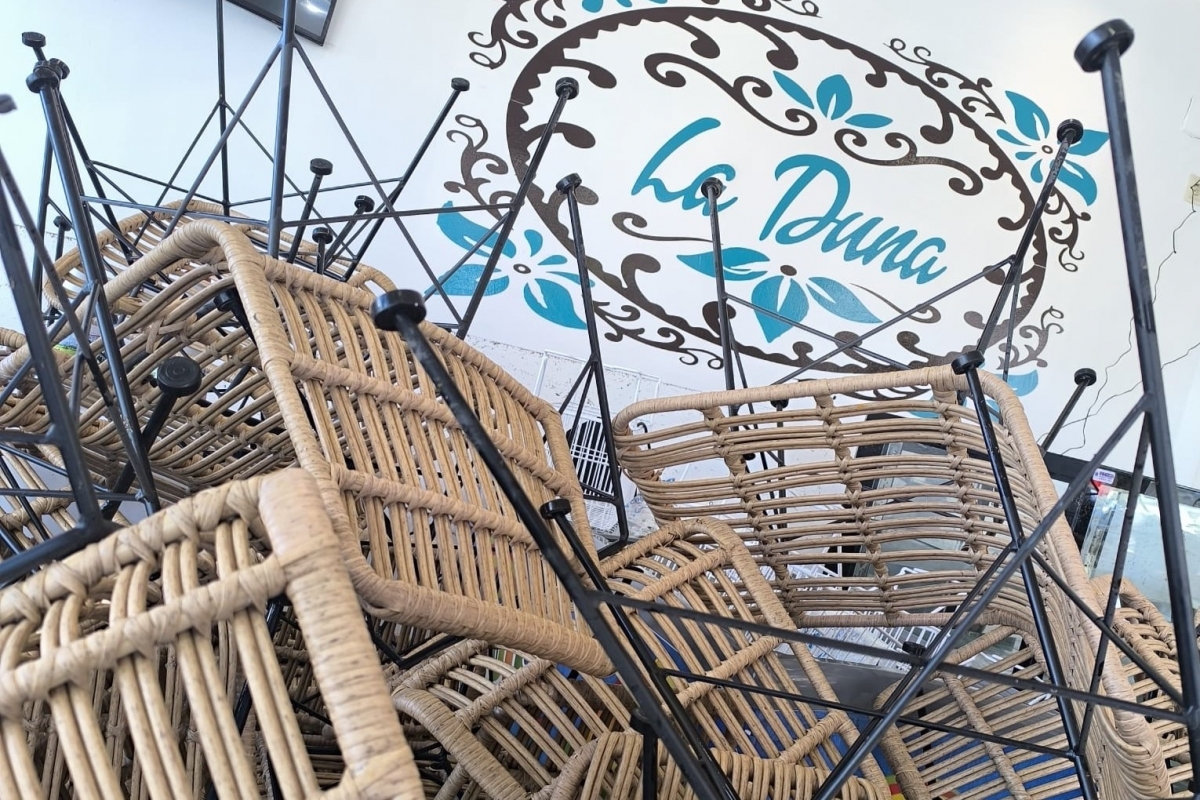 Las sillas del local, apiladas por la inundación. - Foto: LA DUNA GASTROBAR Las sillas del local, apiladas por la inundación.