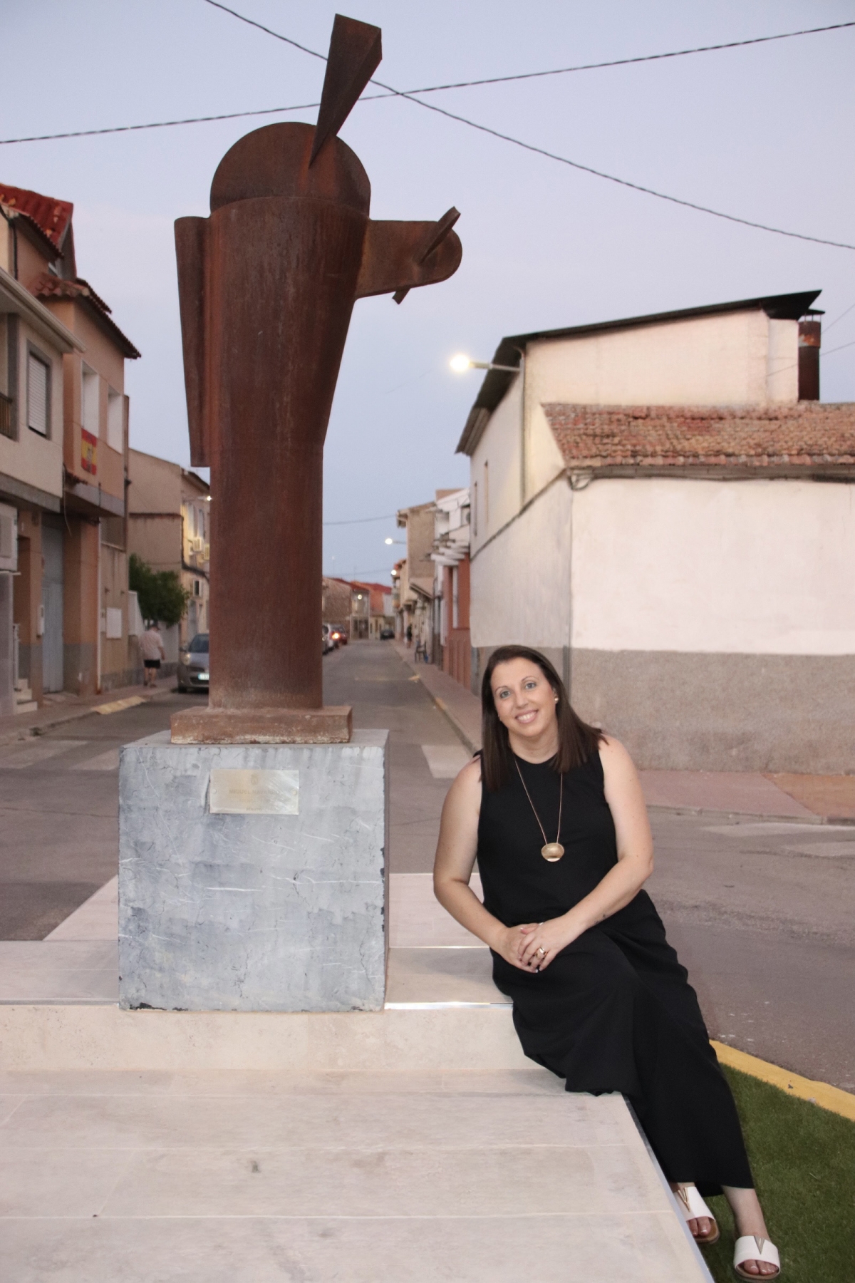 La alcaldesa de Ceutí, con la obra de Mikel Navarro, Palas Atenea.