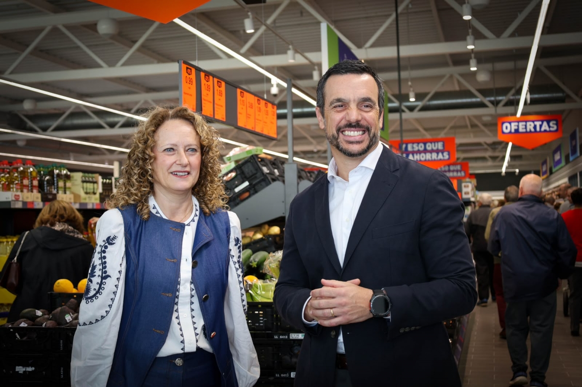 Amparo Folgado y Richard Navarro en la apertura del segundo ALDI en Torrent.