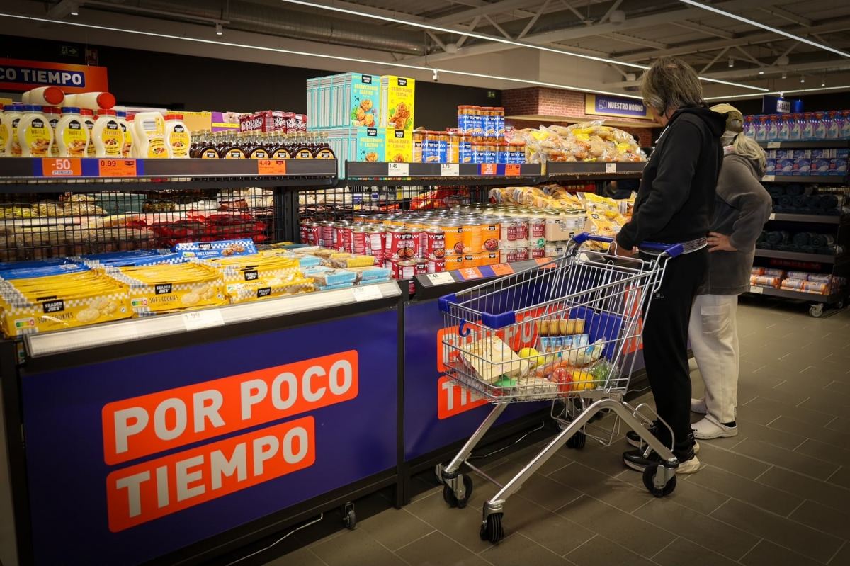 Interior del nuevo supermercado ALDI en Torrent.