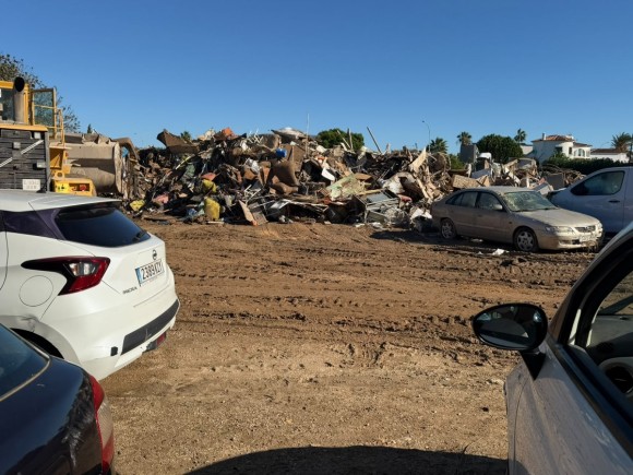 Así se retiran las toneladas de residuos en los municipios afectados por la dana Adam