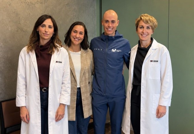 Isdin refuerza la prevención del cáncer de piel en el ciclismo profesional con revisiones dermatológicas a los equipos del Movistar Team