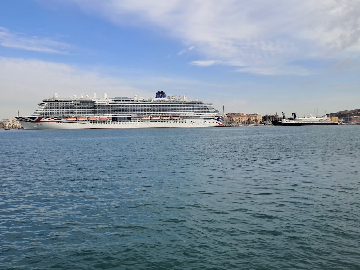 Crucero atracado en el muelle Juan Sebastián Elcano, puerto de Cartagena - Crucero atracado en el muelle Juan Sebastián Elcano, puerto de Cartagena