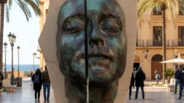 El Colegio de Veterinarios dona una escultura a Alicante por sus 120 años de historia