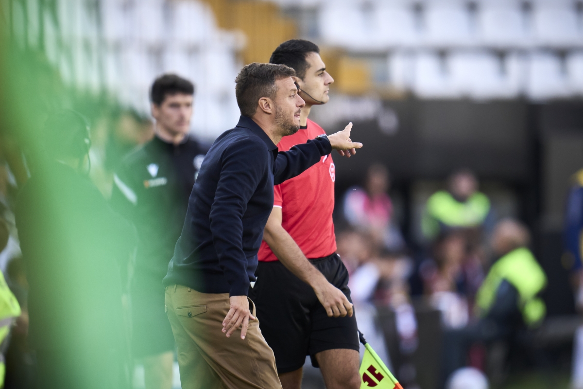Martín Anselmi en la banda de Vallecas