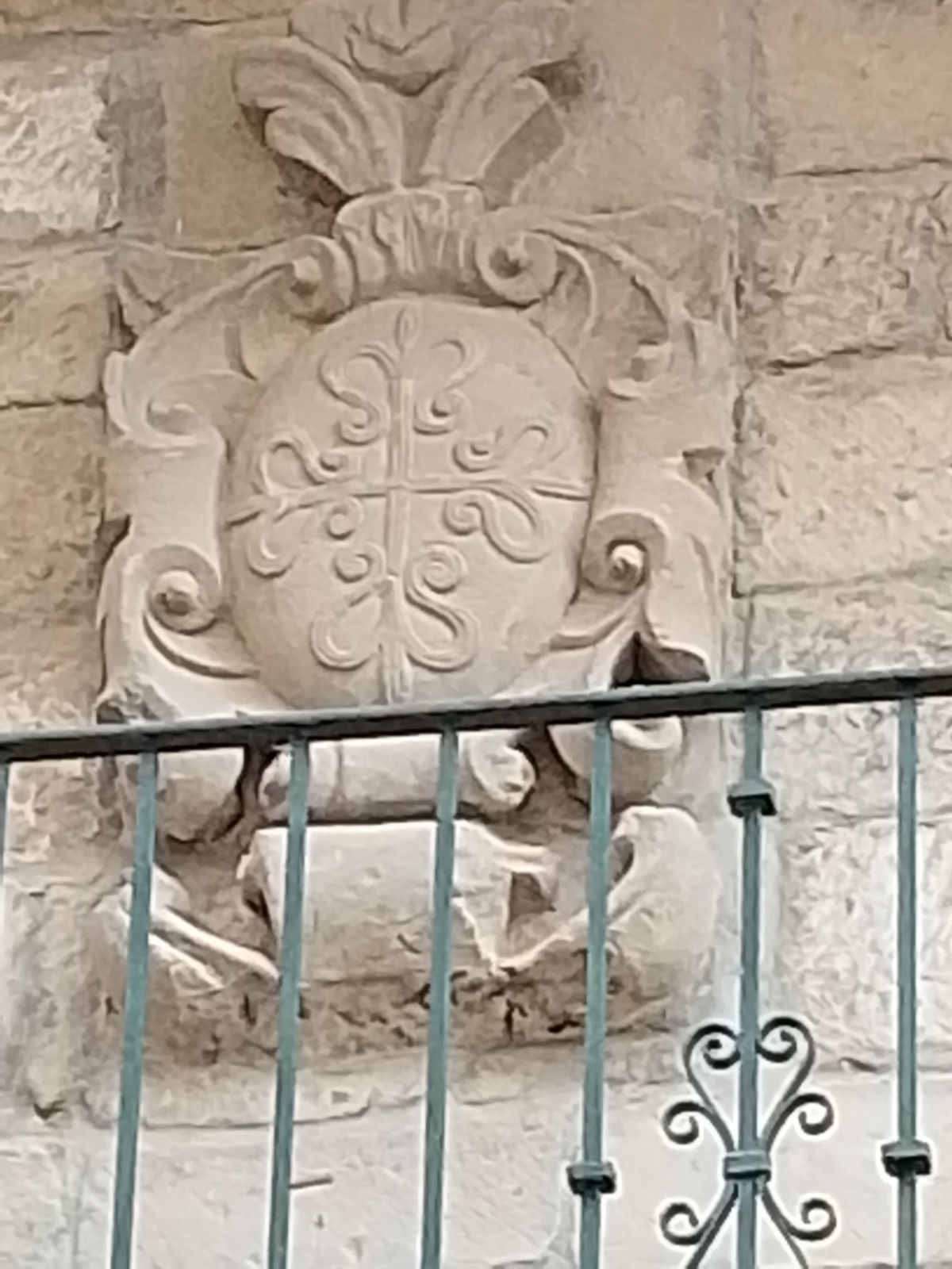 Blasón e un palacete de Úbeda, de la orden de Calatrava, similar al encontrado en Puente Tocinos. - Fotos: RAÚL JIMÉNEZ LORCA Blasón e un palacete de Úbeda, de la orden de Calatrava, similar al encontrado en Puente Tocinos.