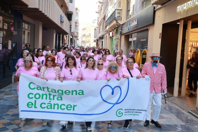 Una marea rosa de centenares de personas marcha contra el cáncer de mama en Cartagena