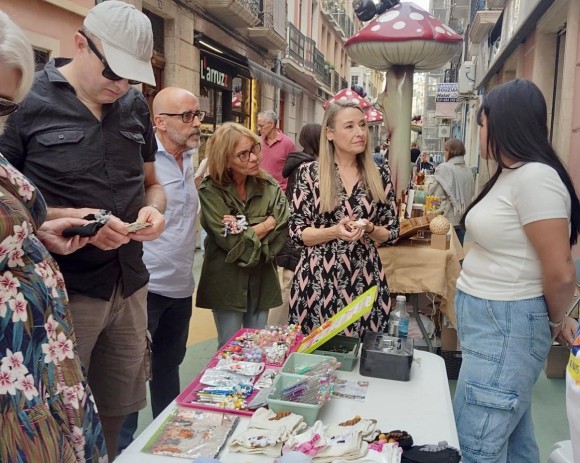 Alicante impulsa el comercio local con 'Botigues al Carrer' reuniendo a cientos de personas
