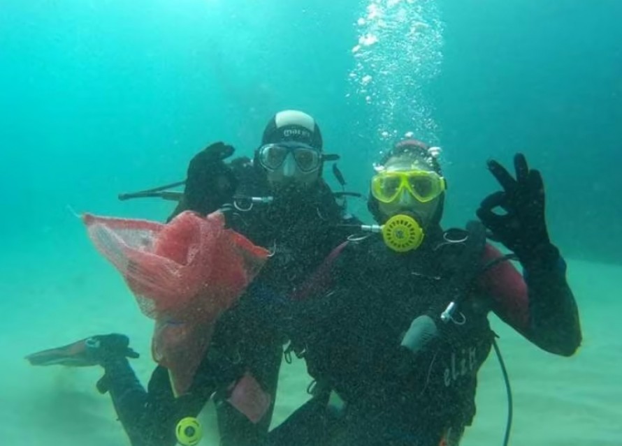 La limpieza de playas y fondos marinos retira 95 kilos de residuos en Cartagena y Santiago de la Ribera
