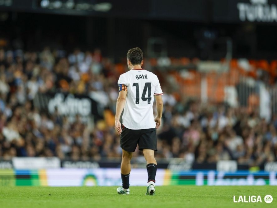 Gayà, sexto jugador con más partidos en la historia del Valencia y tercero en Liga