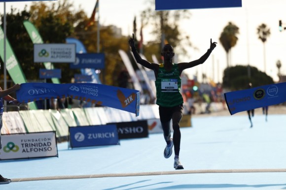 Kwizera conquista el Medio Maratón de Valencia y bate el récord de España