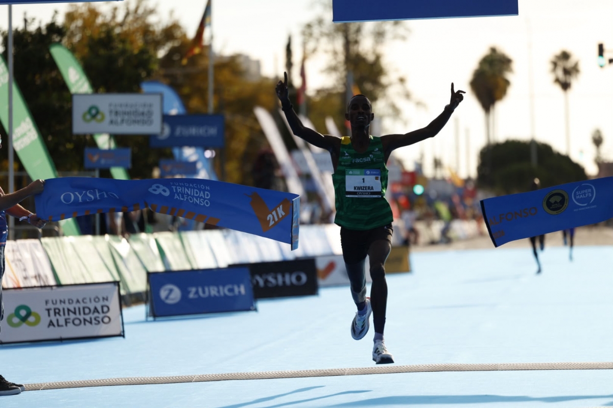Kwizera conquista el Medio Maratón de Valencia y bate el récord de España