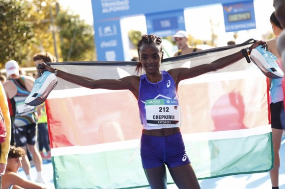 La keniata Chepkirui gana en Valencia y Laura Luengo bate el récord de España