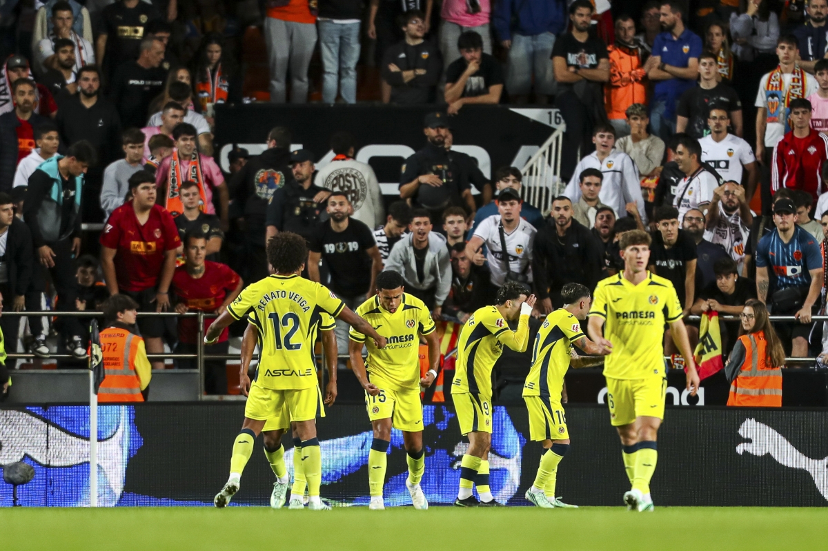 Los jugaores del Villarreal CF celebran el tanto de Georges Mikautadze este sábado en Mestalla