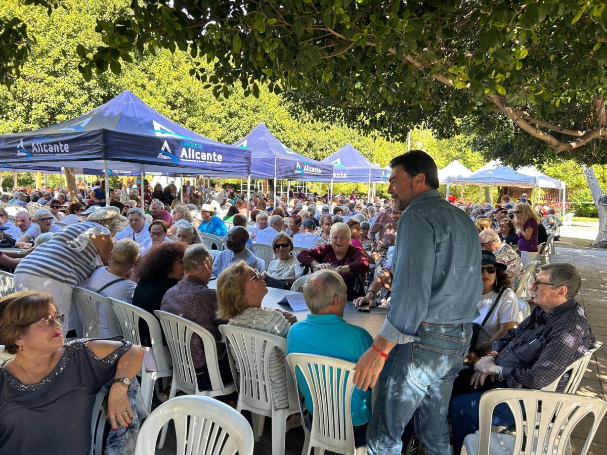 Cerca de 800 mayores disfrutan de una jornada de convivencia en el parque de la Antigua Cochera de Tranvías de Alicante
