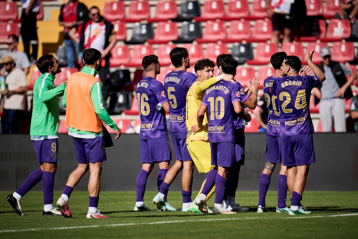 Los jugadores del Elche CF tras el choque ante el Rayo Vallecano