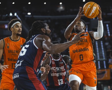TJ Shorts y Sako lideran a Valencia Basket para superar a un duro Baskonia