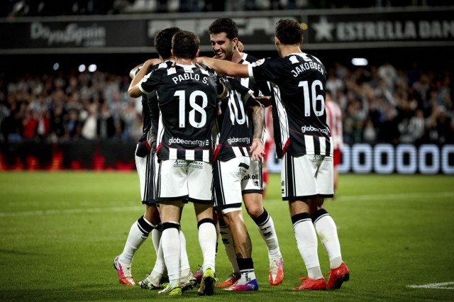 El Castellón muestra poderío de líder frente al Sporting