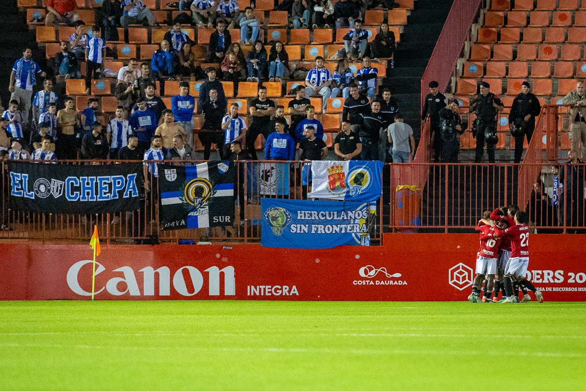 Celebración de los jugadores del Nàstic junto a los herculanos desplazados