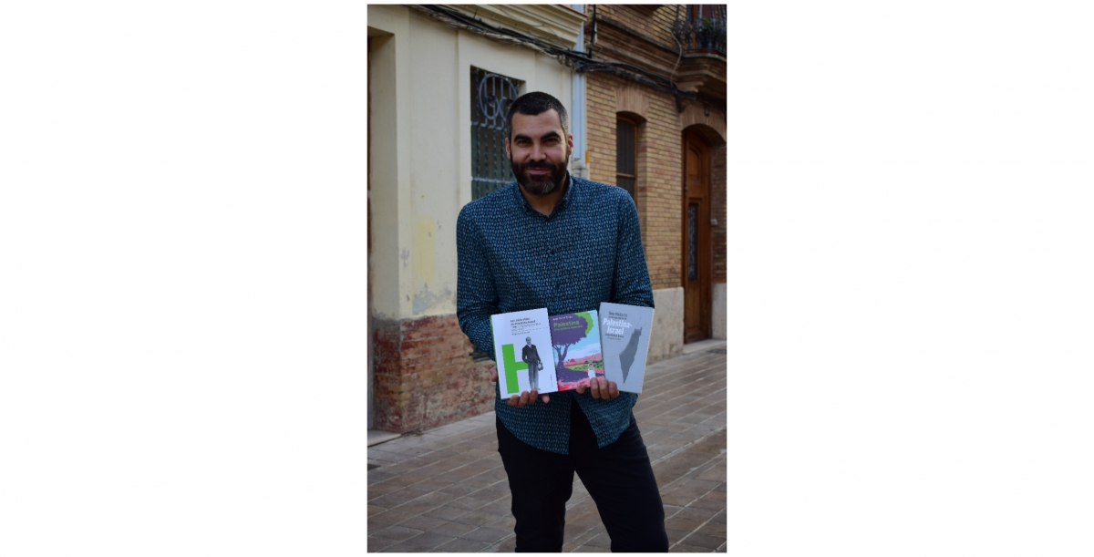 El autor con algunos de sus libros anteriores, en una imagen de archivo. 