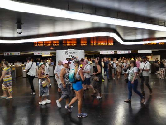 El Tram alcanza récord en los días centrales de Fogueres con medio millón de usuarios