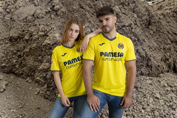 El Villarreal mantiene la línea continuista en la primera equipación, pero con más detalles azul