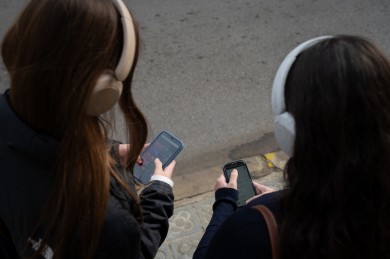 Las cuentas 'curis' llegan a las aulas valencianas: el acoso a profesores y alumnos desde el anonimato de las redes