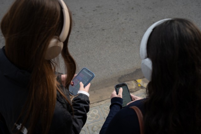 Las cuentas 'curis' llegan a las aulas valencianas: el acoso a profesores y alumnos desde el anonimato de las redes
