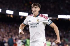 Espí visita el entrenamiento del Levante tras la victoria del Real Madrid en el clásico