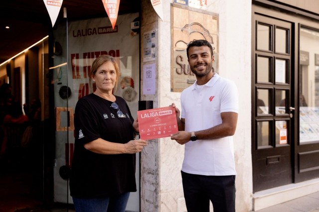 LALIGA BARES lleva la emoción de ELCLÁSICO a Sant Pol de Mar con la visita de Rafinha Alcántara
