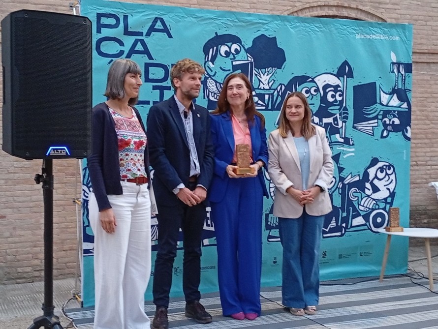 Publicacions de l'UJI recibe el premio a la Trayectoria Editorial en la Plaça del Llibre de València