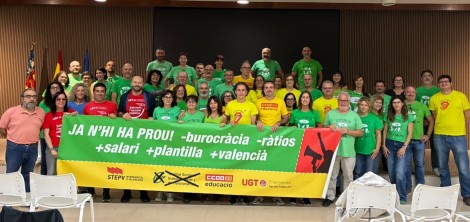 Sindicatos se encierran en la Conselleria de Educación y piden retomar las negociaciones de la huelga