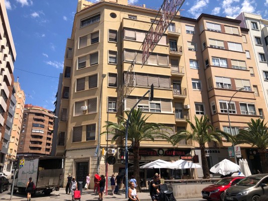 El mercado inmobiliario va por bloques: a la venta dos edificios del Centro de Alicante por 8,4 millones