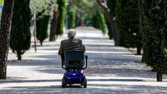 Benidorm prohíbe las sillas con ruedas autopropulsadas para más de una persona