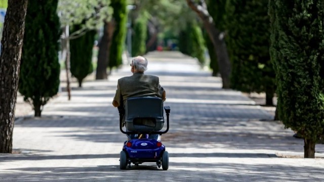 Benidorm prohíbe las sillas con ruedas autopropulsadas para más de una persona