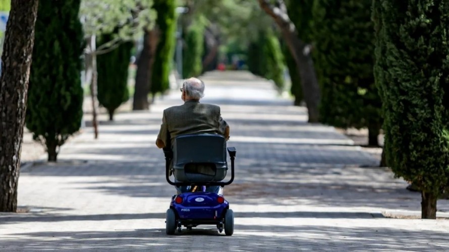 Benidorm prohíbe las sillas con ruedas autopropulsadas para más de una persona