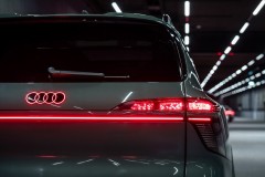 Primicia mundial en el Audi Q9: panel OLED digital  de diseño curvo 