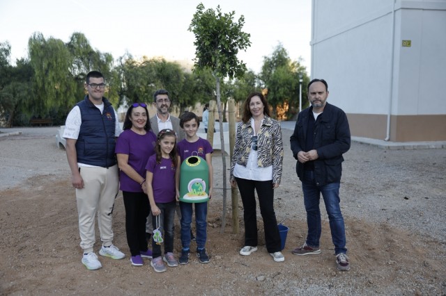 Ecovidrio y Benaguasil llevan a cabo una plantación de árboles con los casales falleros tras ganar de nuevo la campaña ‘La Plantà del Vidre’