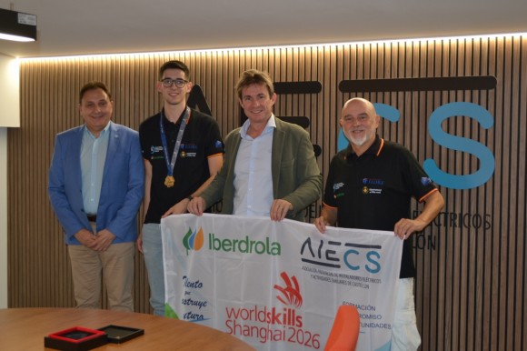 Los instaladores eléctricos reúnen a dos jóvenes talentos que representan a Castellón en dos certámenes