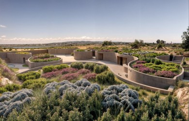 Proyectan un ecohotel junto al Parque Natural de La Mata con spa, piscinas naturales y viñedos