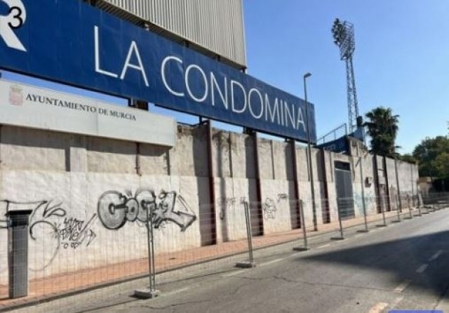 El estadio de La Condomina se pone a punto: repararán el muro de la calle Ámberes para mejorar su seguridad 