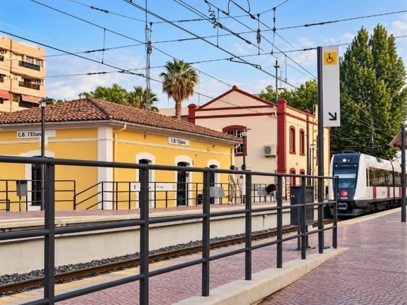 La Generalitat presenta las alternativas para mejorar la seguridad y de las vías de Metrovalencia en l'Eliana