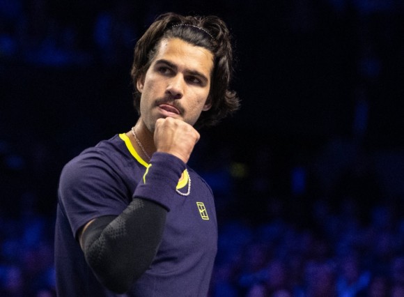 Alcaraz, genial y reaccionando a tiempo al verse en apuros, vence a Khachanov y pasa de ronda en Viena