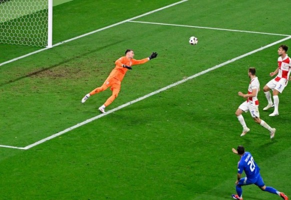 Zacagni rescata de manera agónica a Italia